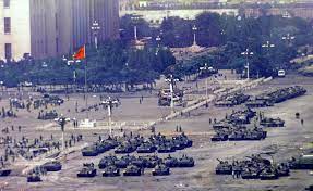 Tİnanmen Meydanındaki tanklar.jpg